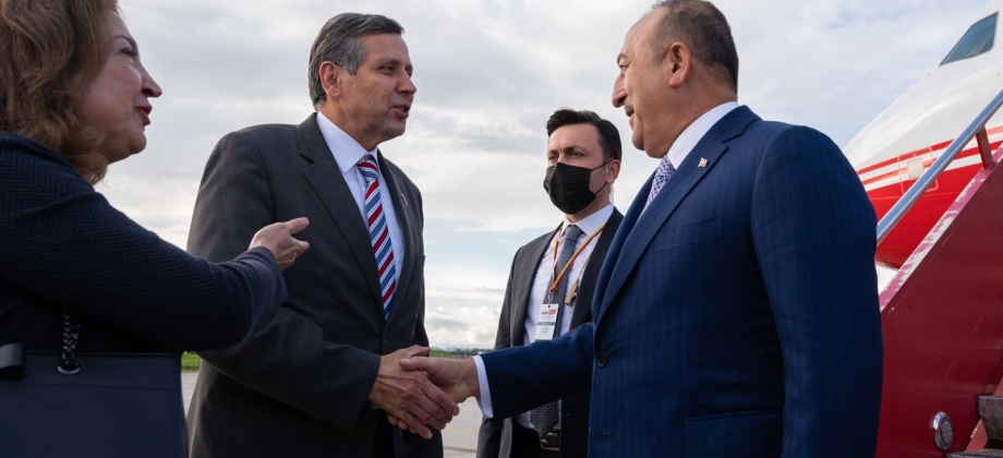 Viceministro Francisco Echeverri da la bienvenida a Colombia al Ministro de Relaciones Exteriores de Turquía