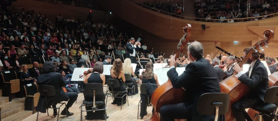 La Orquesta Sinfónica Presidencial de Türkiye bajo dirección del Maestro colombiano Felipe Aguirre