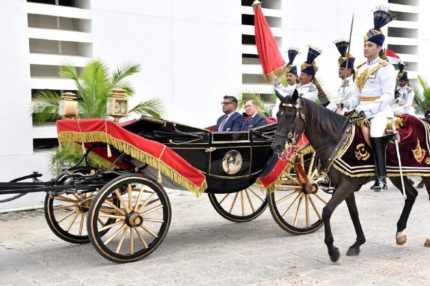 Fotografías alusivas a la ceremonia la cual contempló la interpretación de los Himnos nacionales y Revista al destacamento de la Guardia Presidencial.