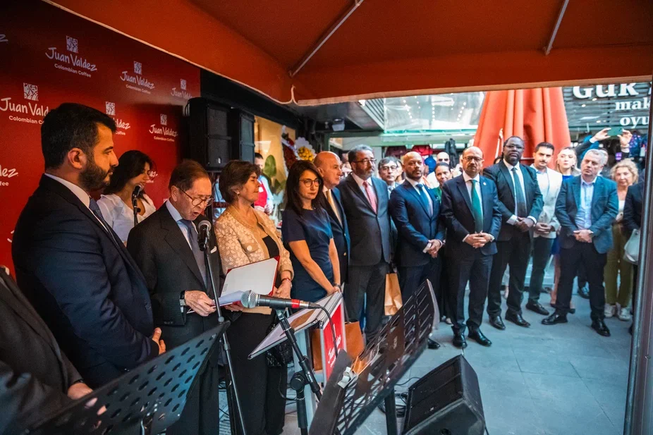 Foto del Embajador Julio Aníbal Riaño durante la inauguración de la Tienda No 25 de Juan Valdez en Türkıye.