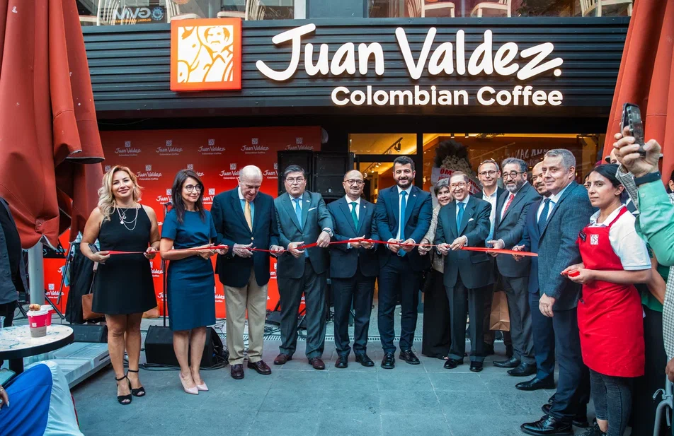 Foto del Embajador Julio Aníbal Riaño durante la inauguración de la Tienda No 25 de Juan Valdez en Türkıye.