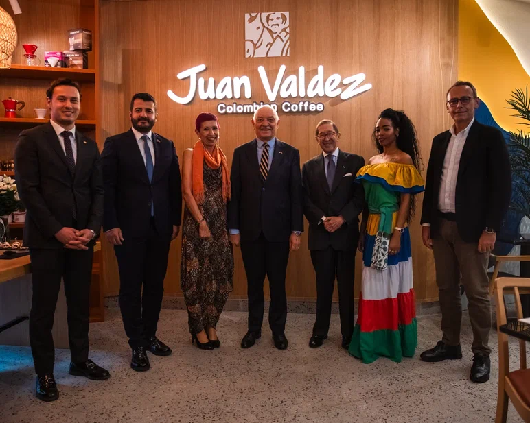 Foto del Embajador Julio Aníbal Riaño durante la inauguración de la Tienda No 25 de Juan Valdez en Türkıye.