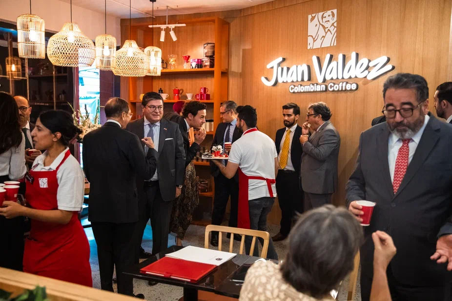 Foto del Embajador Julio Aníbal Riaño durante la inauguración de la Tienda No 25 de Juan Valdez en Türkıye.