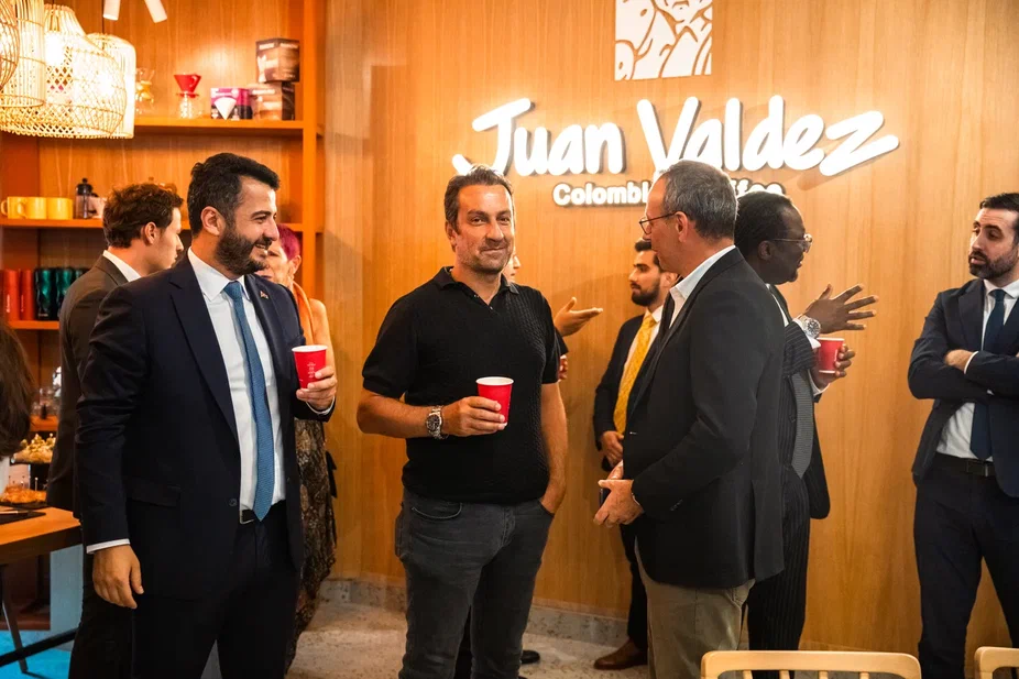 Foto de asistentes a la inauguración de la Tienda No 25 de Juan Valdez en Türkıye.