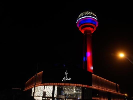 La Embajada de Colombia en Turquía gestionó la iluminación de la emblemática torre Atakule para conmemorar la Batalla de Boyacá