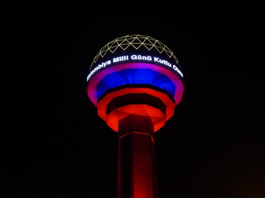 La Embajada de Colombia en Turquía gestionó la iluminación de la emblemática torre Atakule para conmemorar la Batalla de Boyacá