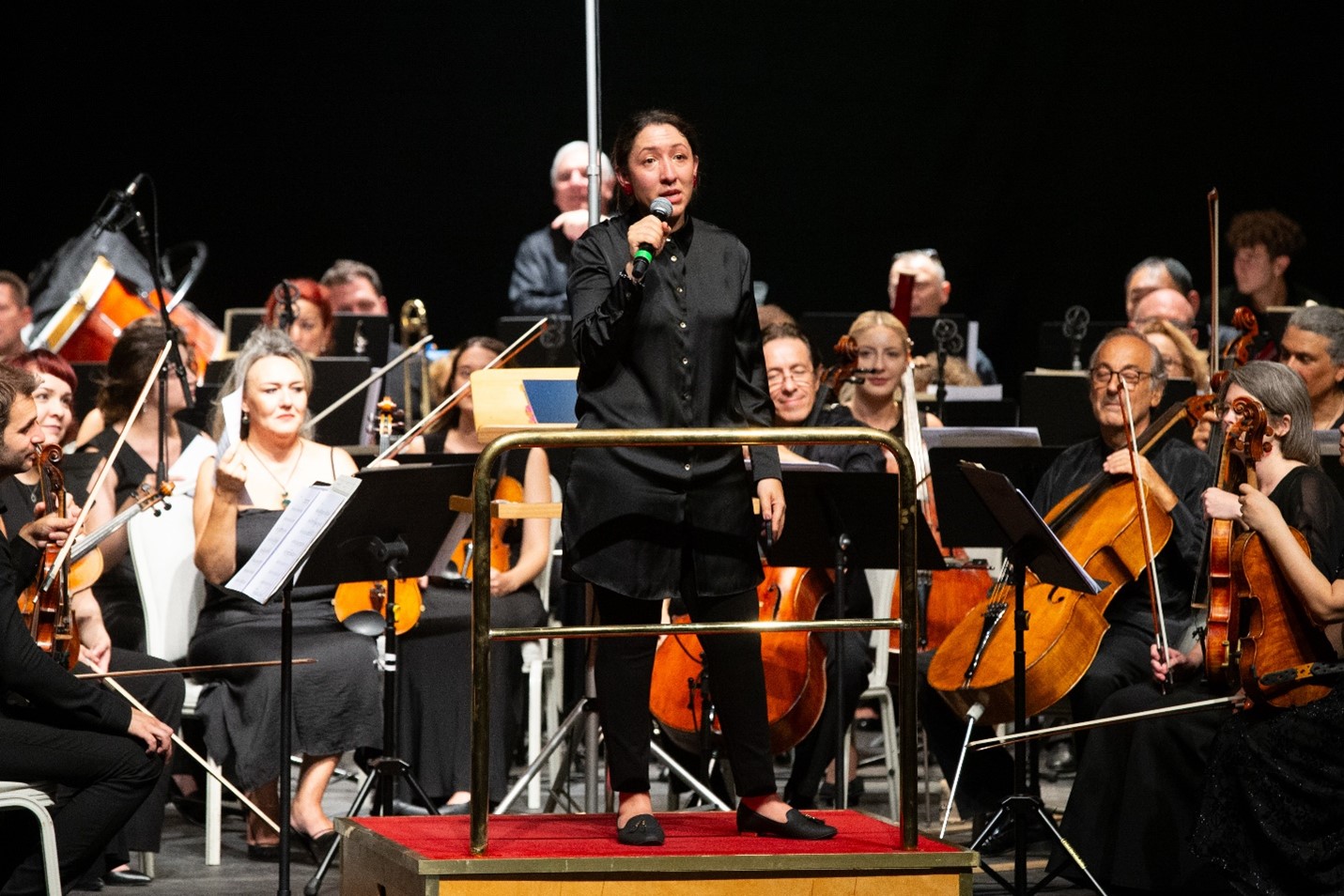 Entre música, aves y café: una noche inolvidable al ritmo de los acordes de la Orquesta Filarmónica LIMAK bajo la dirección de la Directora colombiana Paola Ávila