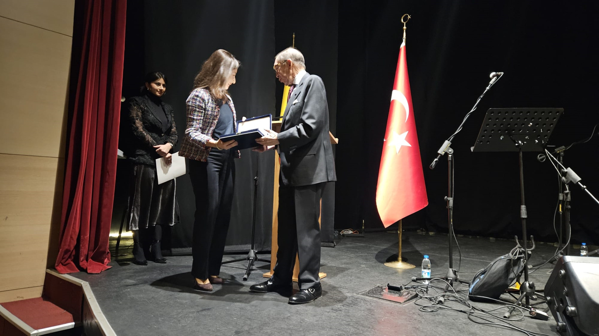 Con la asistencia de más de 300 personas la Embajada de Colombia en Turquía celebró el fin de año con un concierto que llegó al corazón de los connacionales