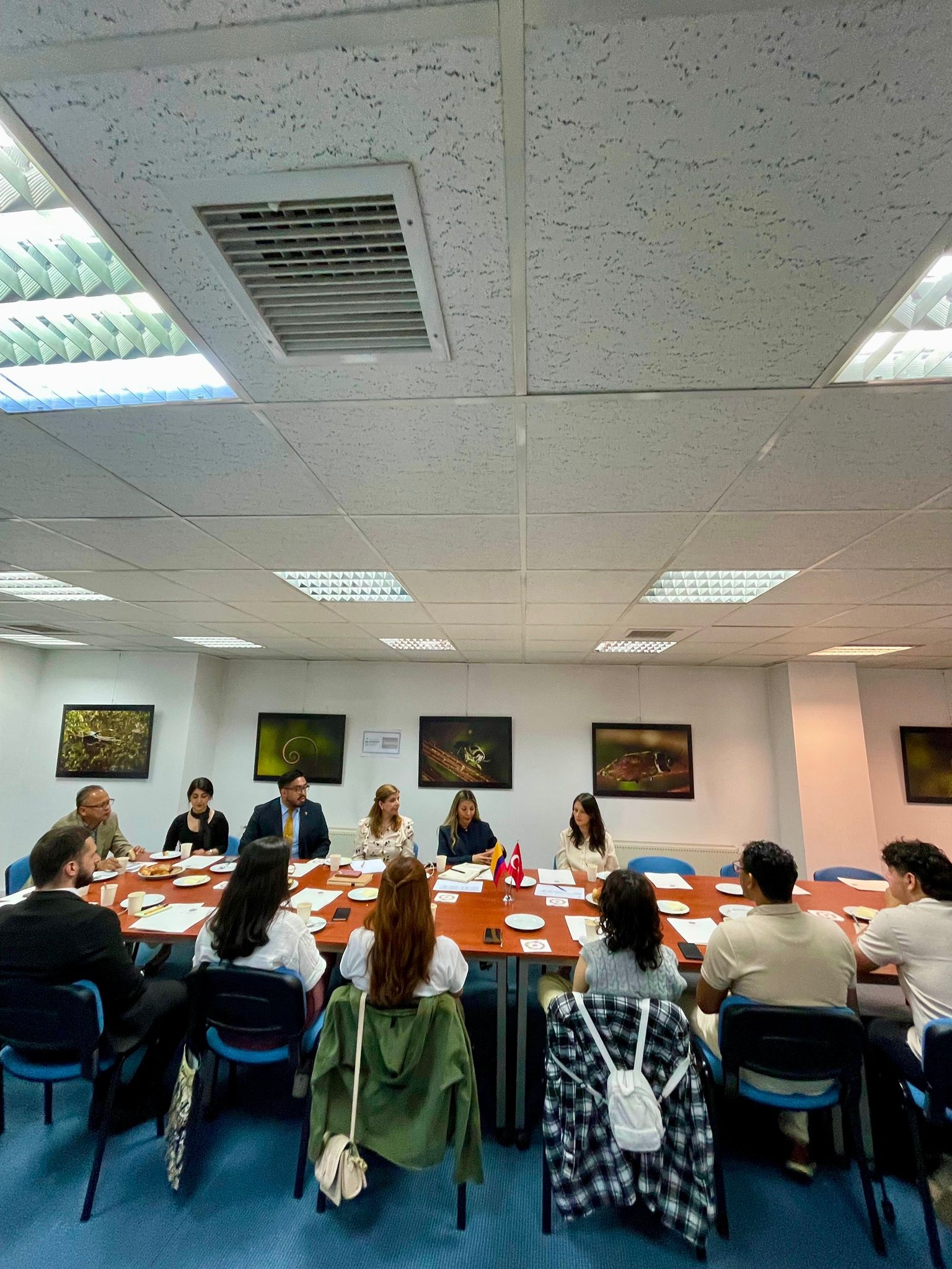 Cancillería promueve el diálogo con la comunidad académica: Embajadora en Turquía recibe a estudiantes colombianos
