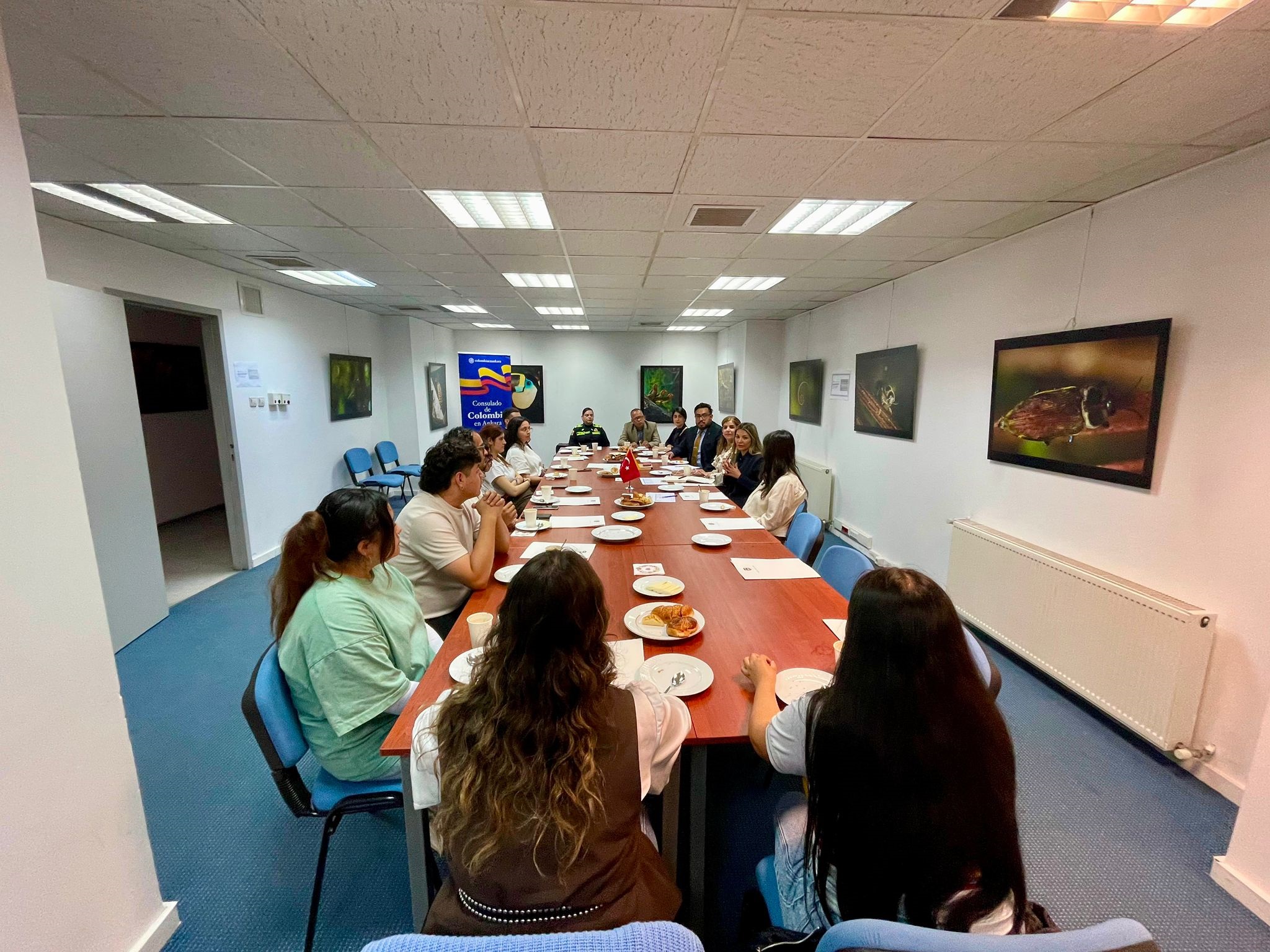 Cancillería promueve el diálogo con la comunidad académica: Embajadora en Turquía recibe a estudiantes colombianos