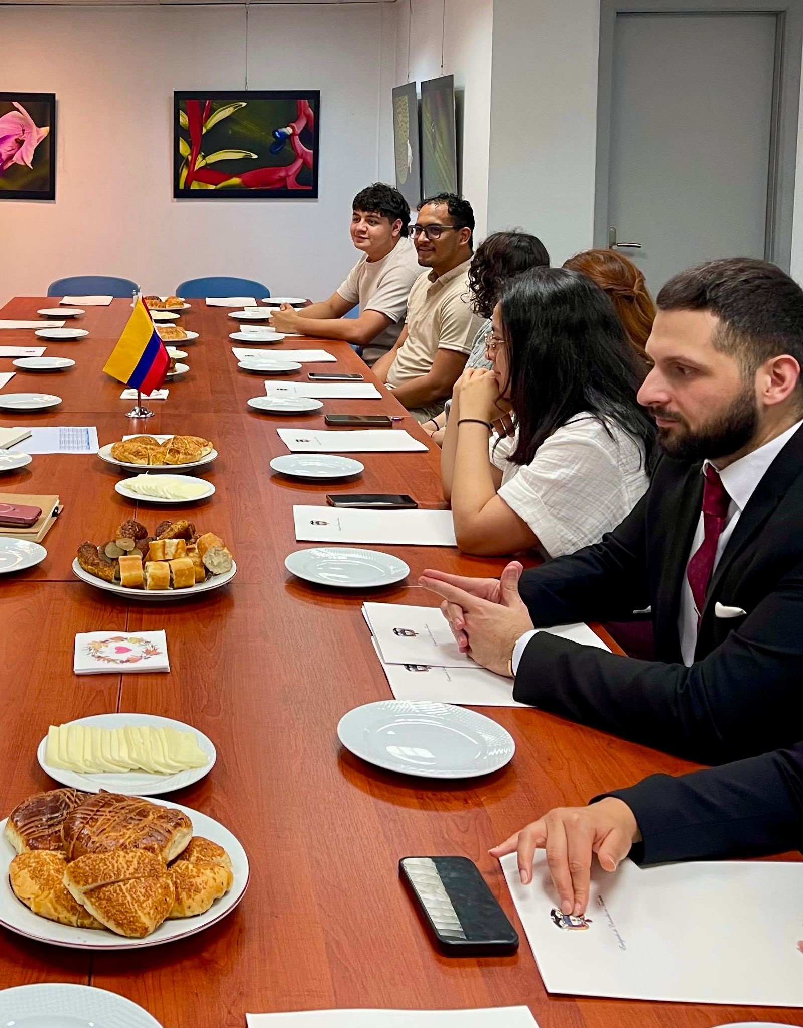 Cancillería promueve el diálogo con la comunidad académica: Embajadora en Turquía recibe a estudiantes colombianos