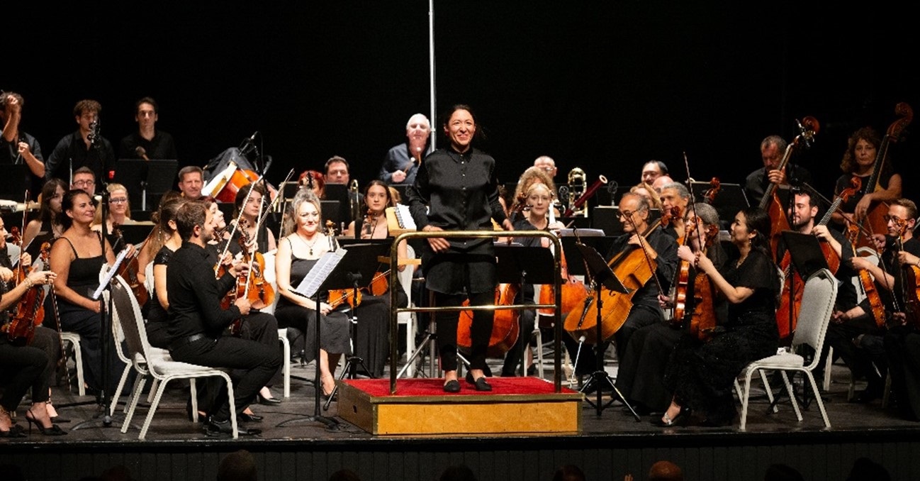 Entre música, aves y café: una noche inolvidable al ritmo de los acordes de la Orquesta Filarmónica LIMAK bajo la dirección de la Directora colombiana Paola Ávila