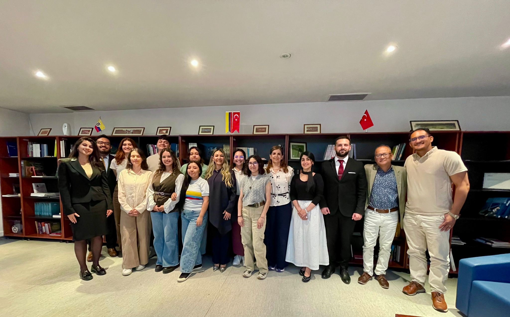 Cancillería promueve el diálogo con la comunidad académica: Embajadora en Turquía recibe a estudiantes colombianos