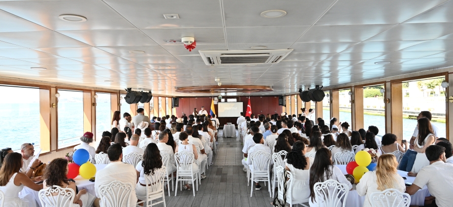 Comunidad colombiana en Estambul celebró el 20 de julio en las aguas del Bósforo