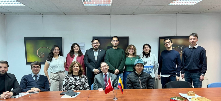 Embajada de Colombia y su sección consular continúan con su política de puertas abiertas para escuchar a la comunidad estudiantil residente en Turquía