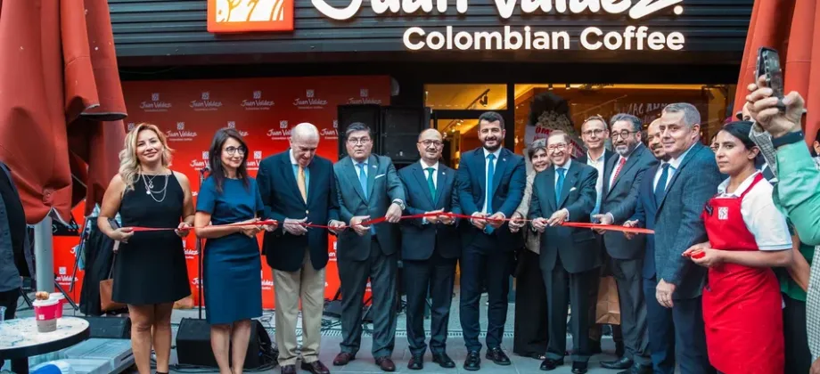 Foto del Embajador Julio Aníbal Riaño durante la inauguración de la Tienda No 25 de Juan Valdez en Türkıye.