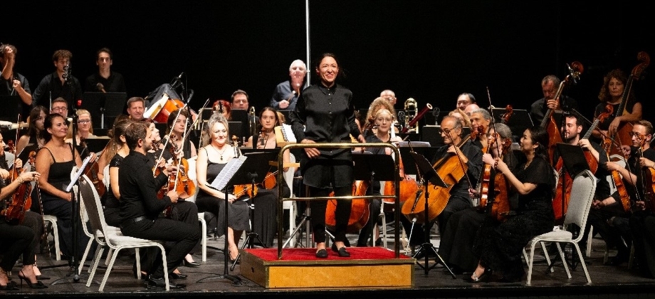Entre música, aves y café: una noche inolvidable al ritmo de los acordes de la Orquesta Filarmónica LIMAK bajo la dirección de la Directora colombiana Paola Ávila