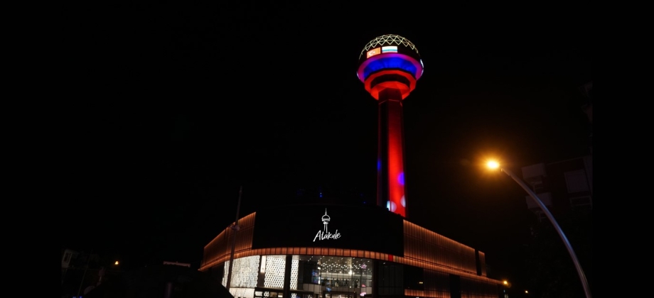 La Embajada de Colombia en Turquía gestionó la iluminación de la emblemática torre Atakule para conmemorar la Batalla de Boyacá