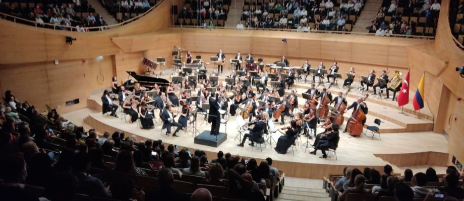 La Orquesta Sinfónica Presidencial de Türkiye bajo dirección del Maestro colombiano Felipe Aguirre