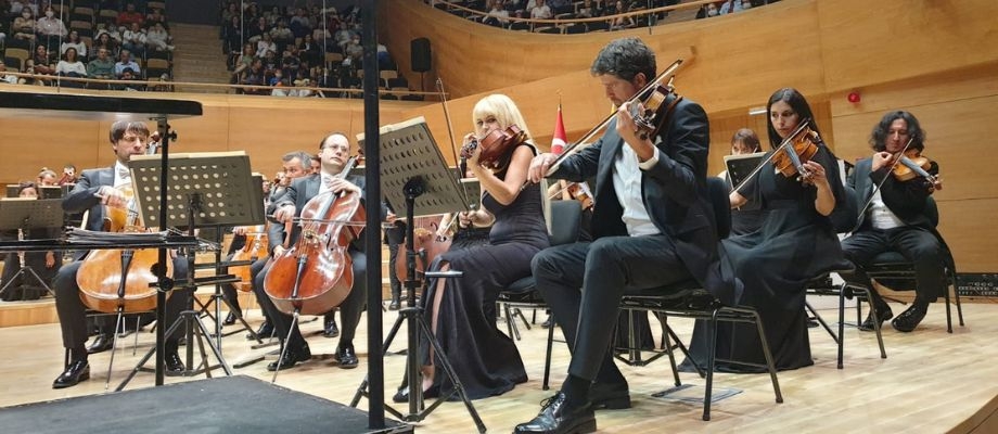La Orquesta Sinfónica Presidencial de Türkiye bajo dirección del Maestro colombiano Felipe Aguirre