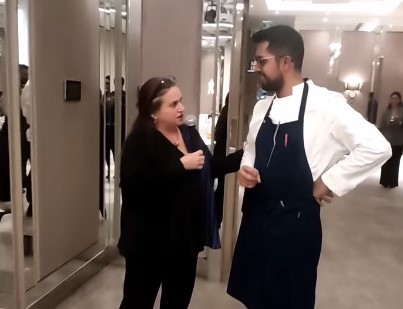 La moderadora Aylin Öney Tan y el chef Felipe Camargo