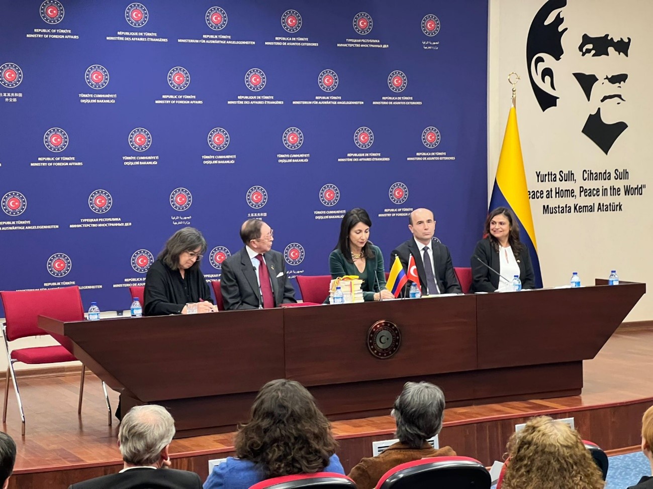 Ciclo de conferencias de la escritora y periodista Laura Restrepo en Estambul y Ankara, y ceremonia de clausura del curso de español para Diplomáticos del Ministerio de Relaciones Exteriores y servidores públicos de Turquía