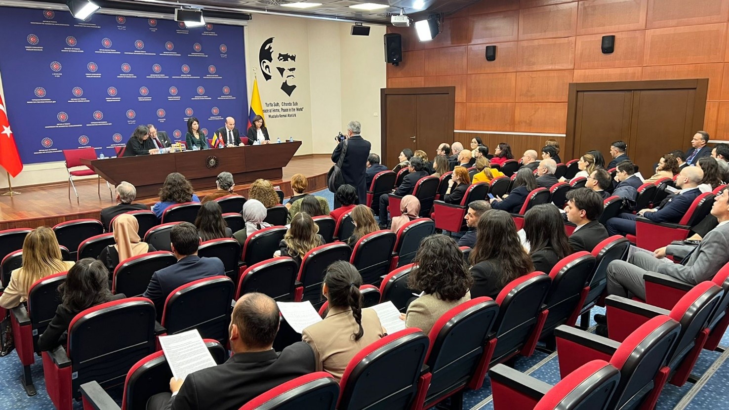 Ciclo de conferencias de la escritora y periodista Laura Restrepo en Estambul y Ankara, y ceremonia de clausura del curso de español para Diplomáticos del Ministerio de Relaciones Exteriores y servidores públicos de Turquía