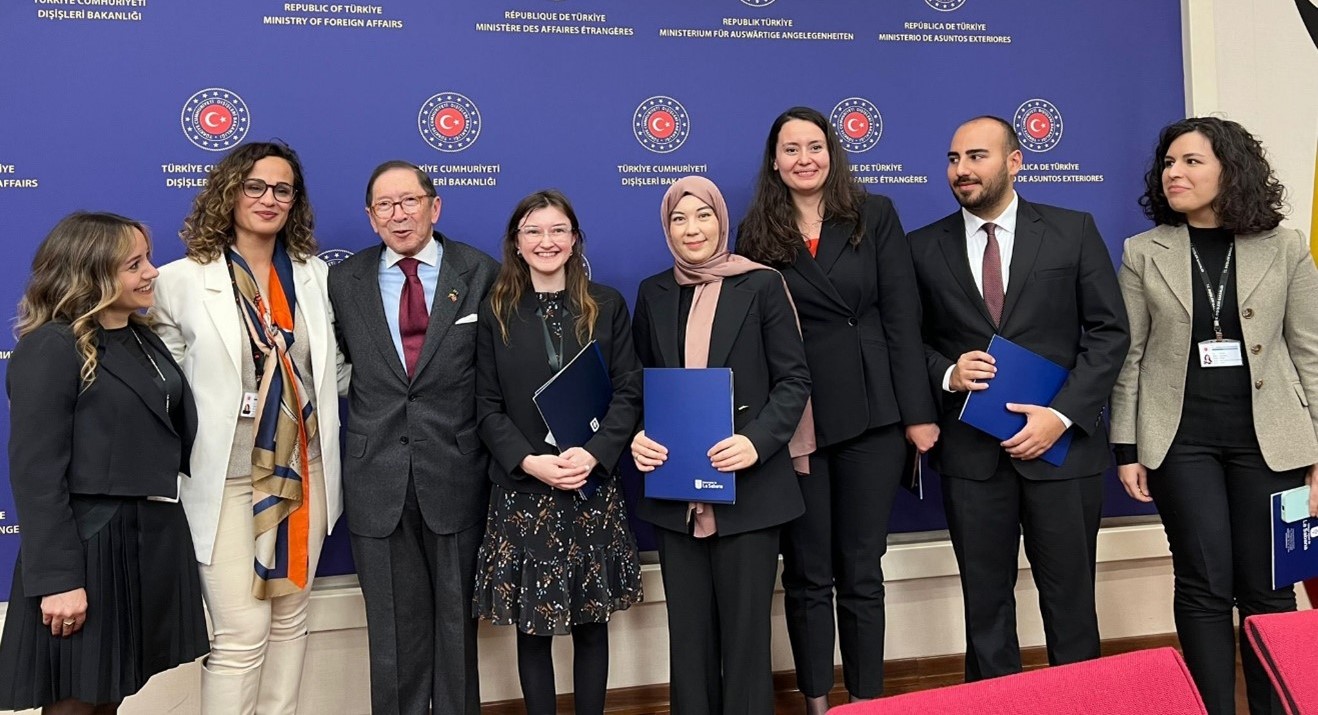 Ciclo de conferencias de la escritora y periodista Laura Restrepo en Estambul y Ankara, y ceremonia de clausura del curso de español para Diplomáticos del Ministerio de Relaciones Exteriores y servidores públicos de Turquía